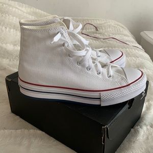 Never worn platform converse , brand new✨